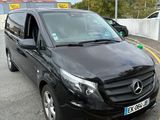 une camionnette noire garée sur le bord de la route