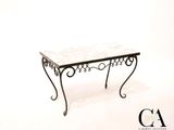une petite table avec un plateau en marbre sur fond blanc
