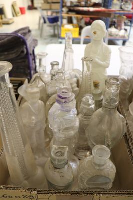 une boîte remplie de bouteilles en verre vides posée sur une table