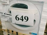 une pile de cartons sur laquelle est posée une machine à laver blanche