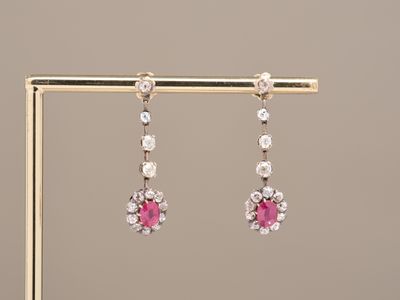 Très charmante paire de pendants d’oreilles en or jaune 18k …