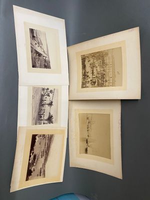 quatre tableaux accrochés au mur d'une pièce