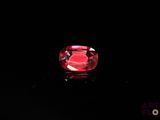 gros plan d'un diamant rouge sur une surface noire