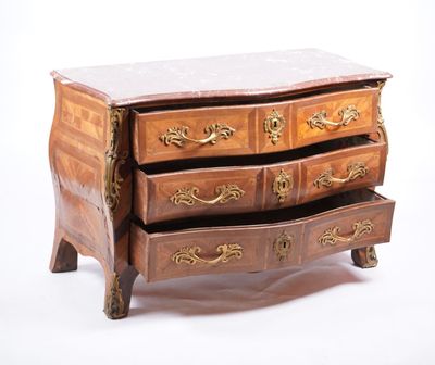 une commode en bois avec un plateau en marbre