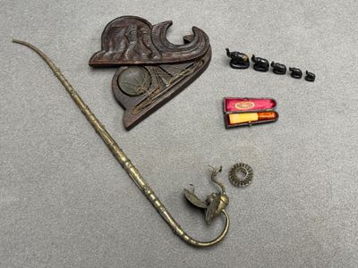 Pipe à opium, balance de voyage et poids en bronze animalier…
