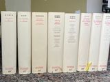 un grand nombre de livres posés sur une table