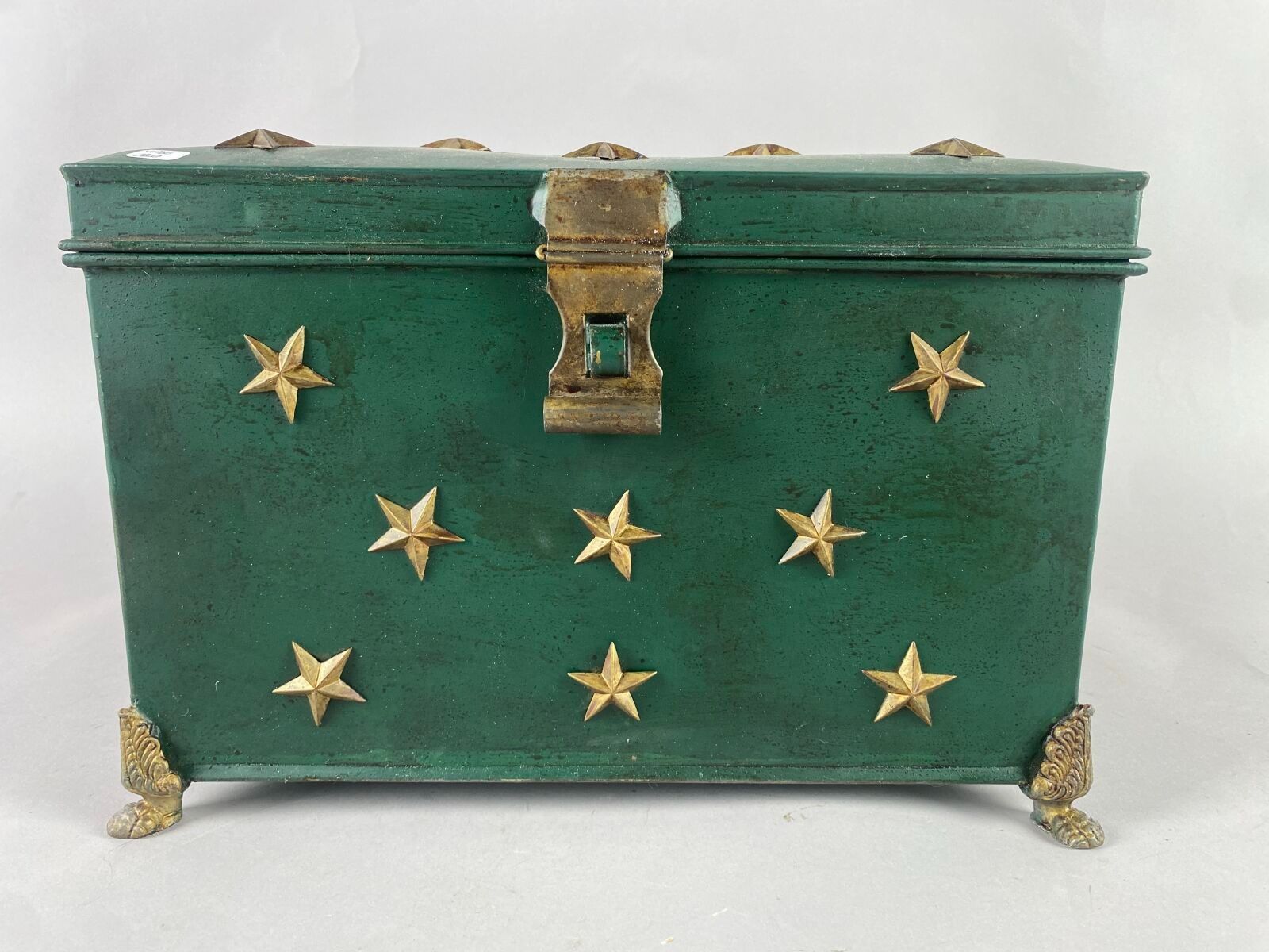 Coffret en tôle peinte verte, rehaussé d'étoiles dorées, sur…