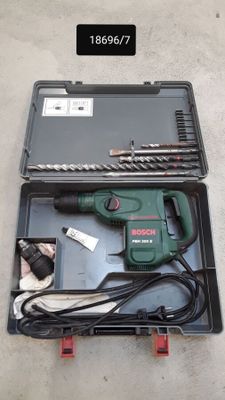 une boîte contenant des outils, posée par terre