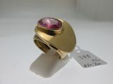 une image représentant une bague en or sertie d'une pierre rose