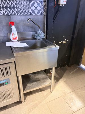 un évier en inox dans une cuisine dont les murs sont carrelés