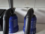 deux bonbonnes de gaz bleues et noires posées sur une étagère