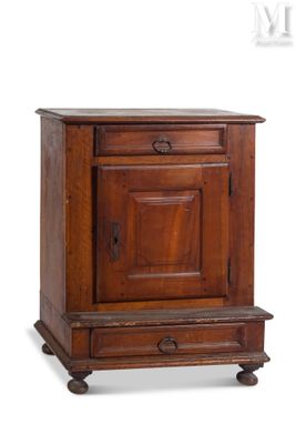 une vieille armoire en bois avec deux tiroirs et un tiroir en dessous
