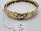 Gros plan sur un bracelet en or portant une étiquette