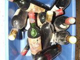 de nombreuses bouteilles de vin dans un bac bleu posé par terre