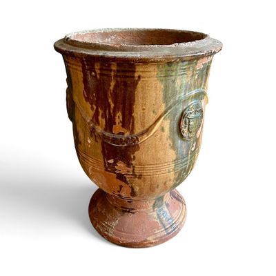 un très vieux vase posé sur une table