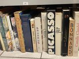 beaucoup de livres sur une étagère
