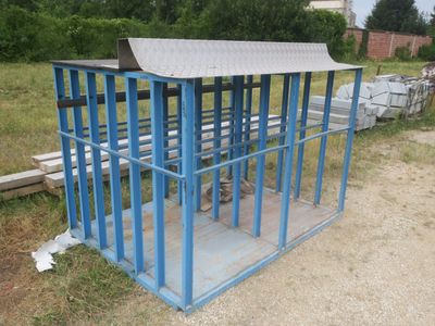 une structure métallique bleue située au milieu d'un champ