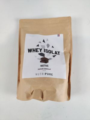 un gros plan d'un sachet d'isolat de lactosérum posé sur une surface blanche