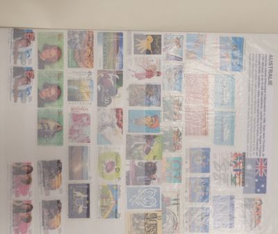la photo d'un livre avec des timbres