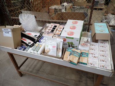 une table sur laquelle se trouvent de nombreuses boîtes et des papiers