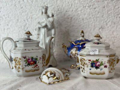 trois théières et une théière posées sur une table