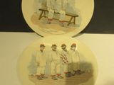 deux assiettes sur lesquelles figure l'image d'un homme assis sur un banc