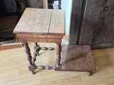 une petite table en bois avec une chaise en bois à côté