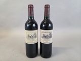 deux bouteilles de vin rouge posées l'une à côté de l'autre sur une table