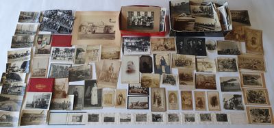 beaucoup de vieilles photos sur la table ensemble