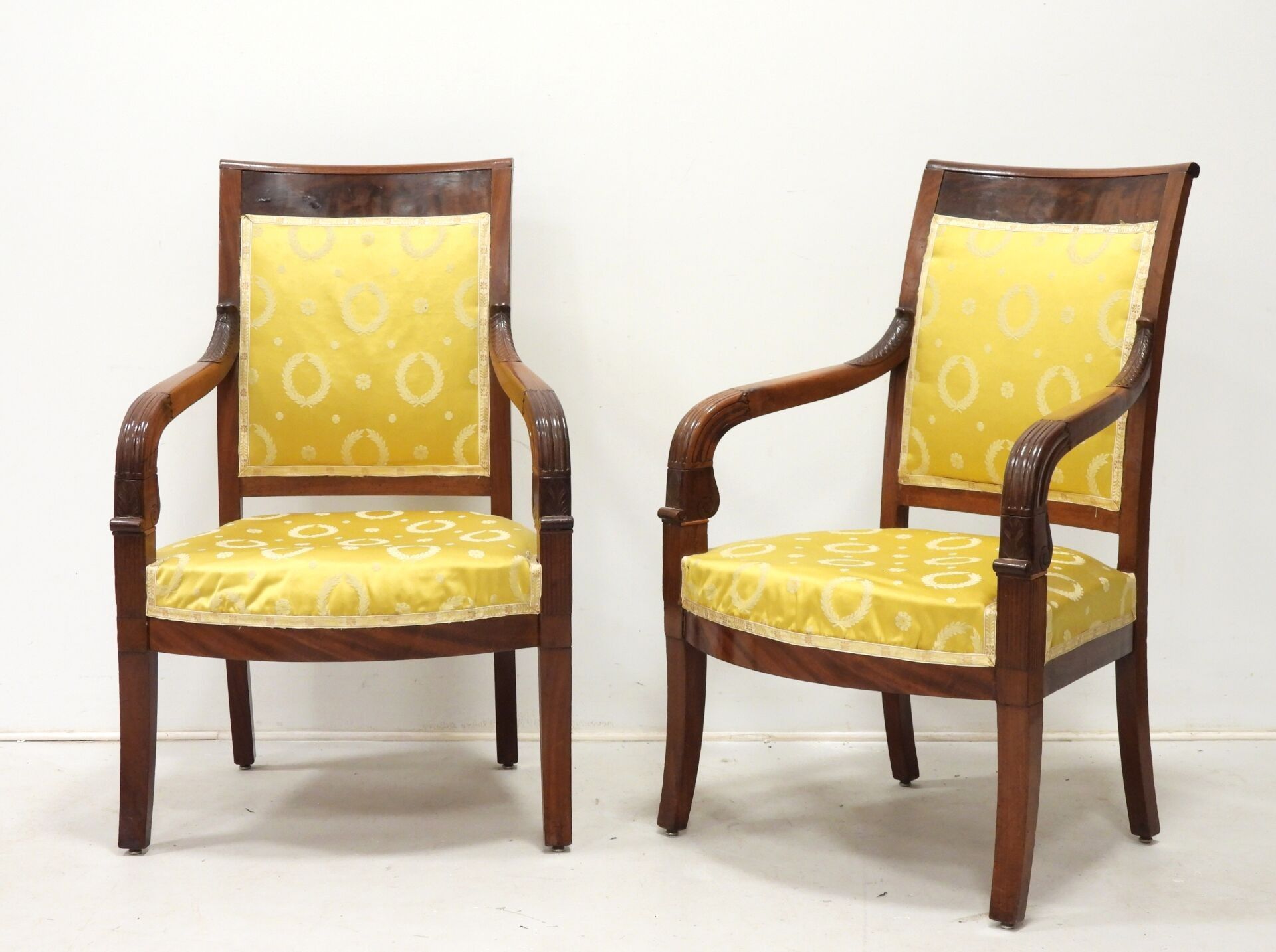 PAIRE DE FAUTEUILS en acajou et placage d'acajou mouluré et …