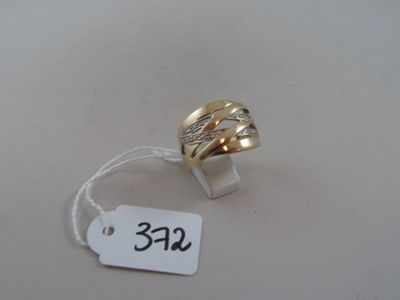 l'image d'une bague en or portant une étiquette de prix