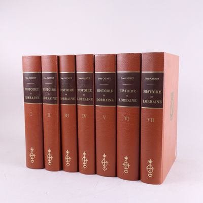 cinq livres alignés sur une surface blanche