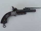 un vieux fusil exposé sur une surface blanche