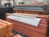 un gros tas de planches de bois dans un entrepôt