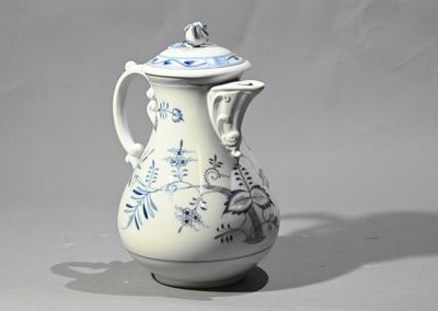 un vase bleu et blanc avec un couvercle posé sur une table
