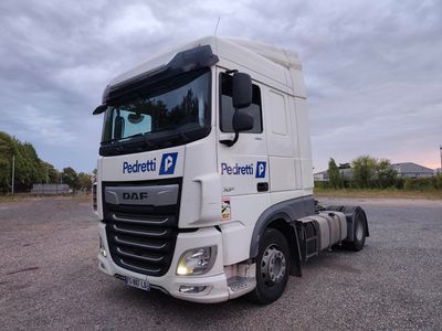 un camion blanc garé dans un parking