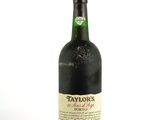 gros plan d'une bouteille de vin sur une surface blanche