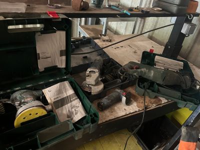 un établi avec des outils dans un garage
