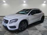 le suv mercedes gla est garé sur un sol en damier