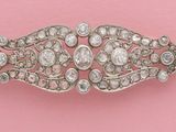 une broche ancienne sertie de diamants sur fond rose