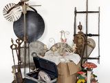 un tas d'objets divers posés sur une surface blanche