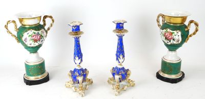 trois vases posés l'un à côté de l'autre sur une table
