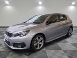 la voiture argentée est garée sur un carrelage à carreaux