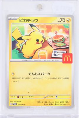 carte Pokémon représentant Pikachu en train de manger un hamburger