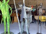 de nombreuses statues exposées dans une salle