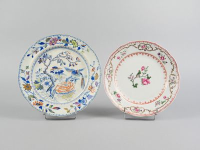 deux assiettes en porcelaine chinoise ornées de fleurs et d'oiseaux