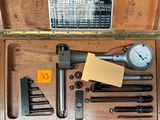 une boîte contenant des outils, posée sur une table en bois