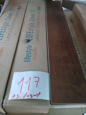 Plusieurs caisses contenant différents types de bois sont empilées les unes sur les autres