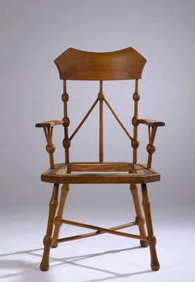 une image d'une chaise en bois sur fond blanc
