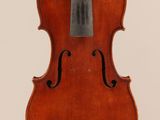 un vieux violon avec un archet accroché à son dos